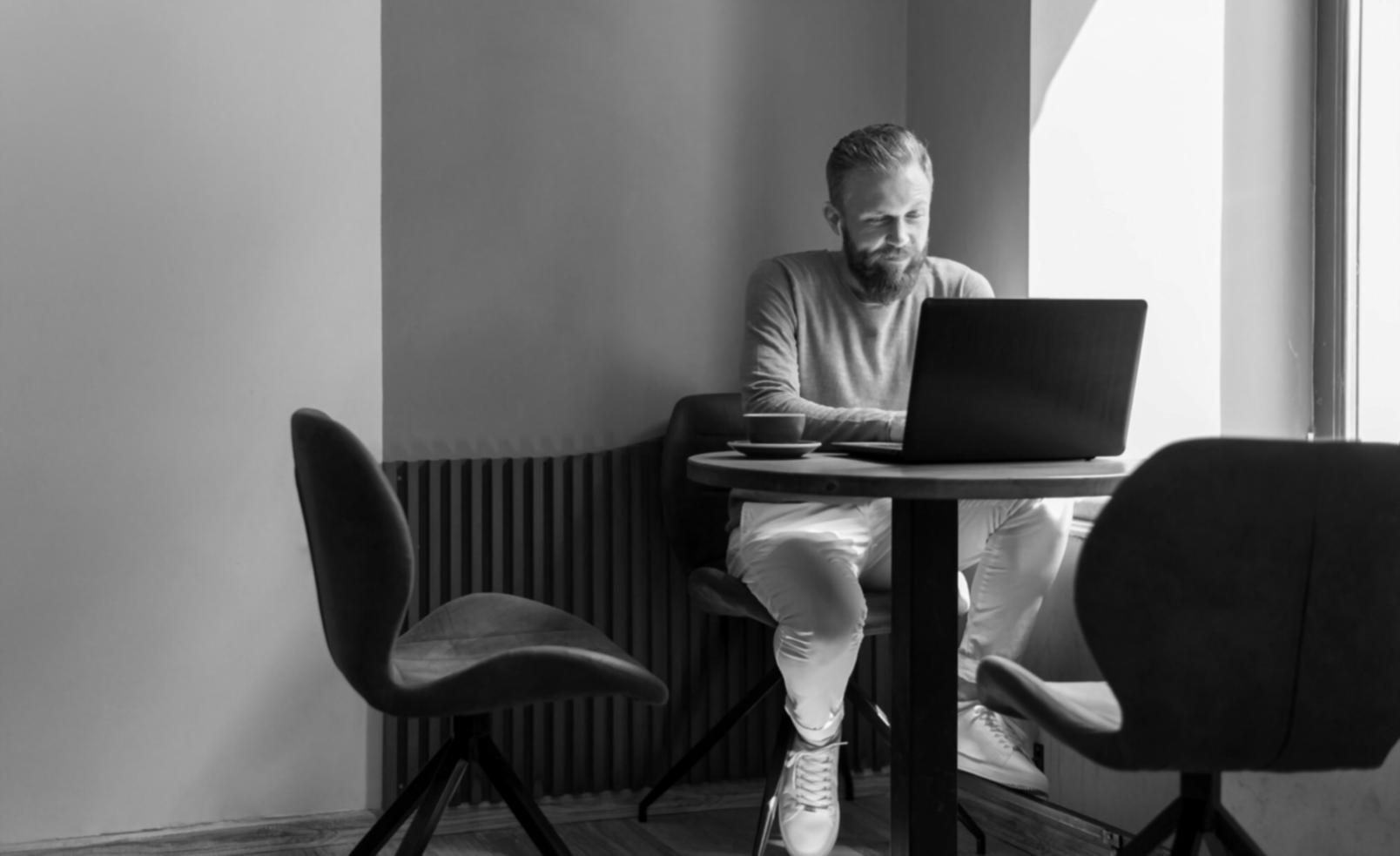 Espacio de trabajo organizado con iluminación natural